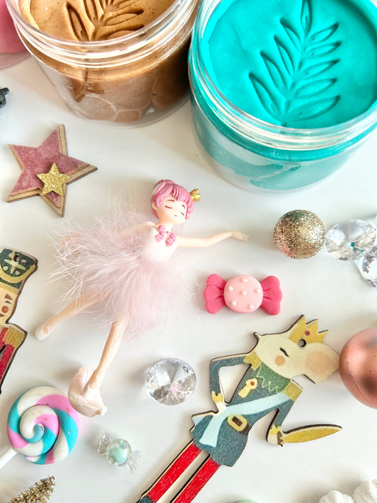 GET CRACKIN’ PLAY KIT